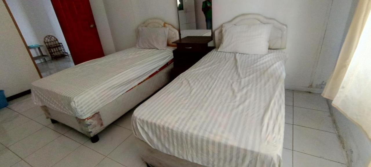 Spot On 92458 Azeela Kost Syariah Hotell Banjarmasin  Exteriör bild